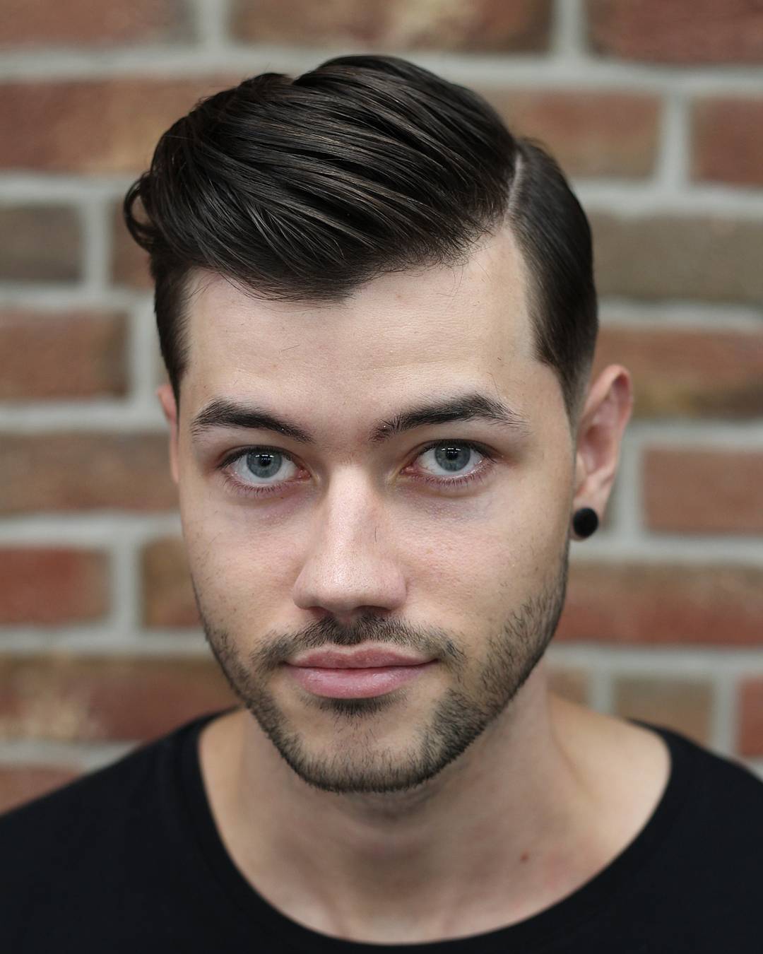 barber_djirlauw-side-part-combover-medium-haircut-men