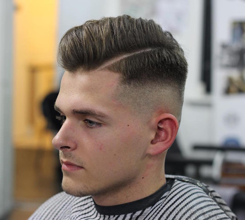 Corte de pelo clásico para hombre con pomadour de gran desvanecimiento con parte dura.