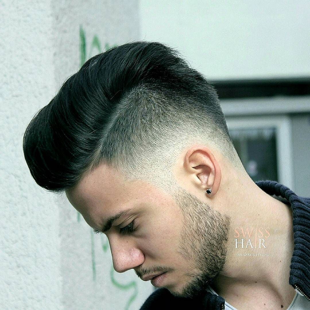 Peinado clásico de pompadour de alto desvanecimiento.