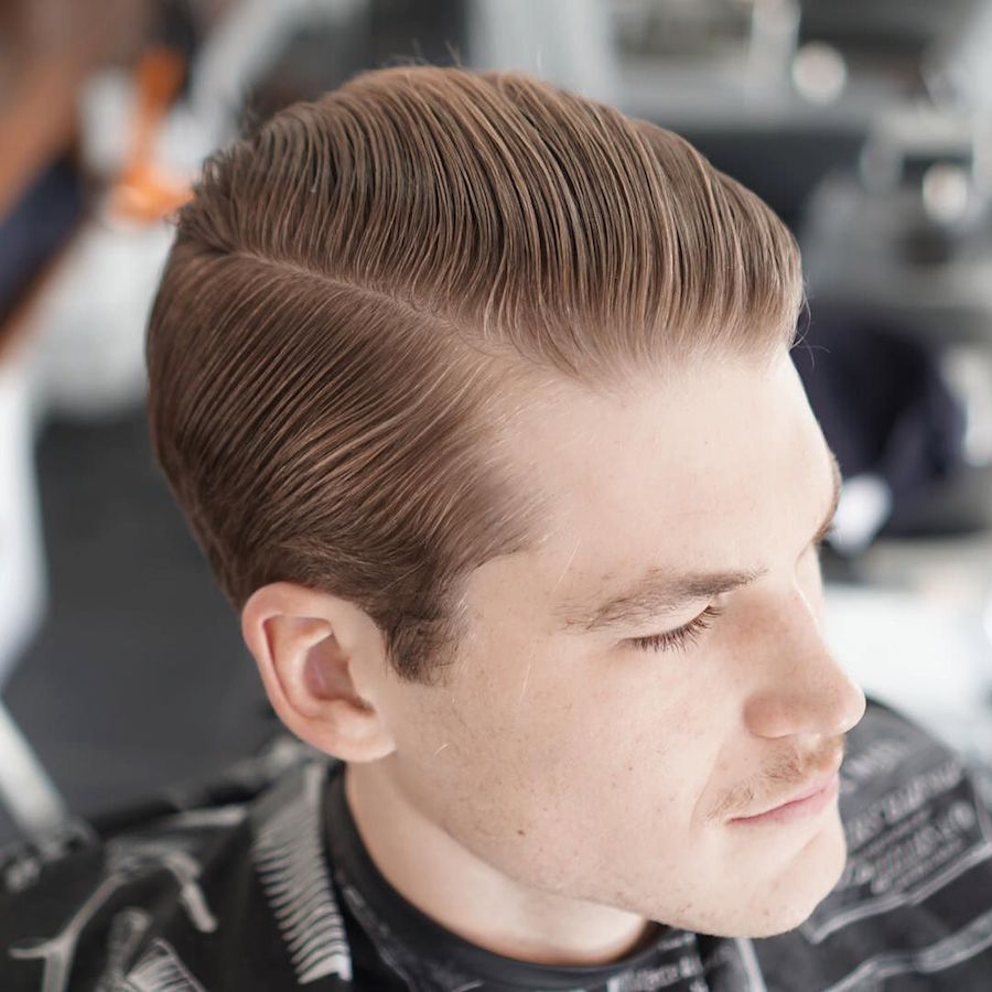 Peinado clásico para hombres con cabello de longitud media.