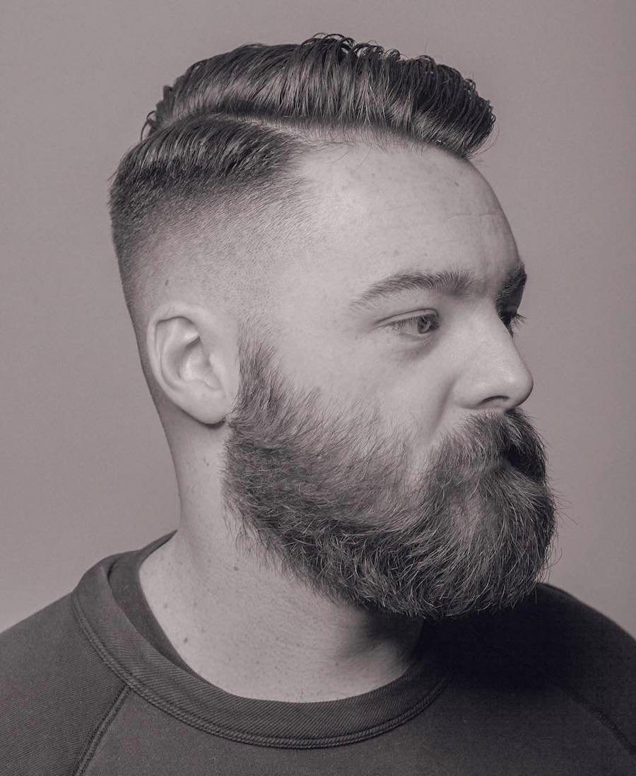Skallet fade og klassisk middels lengde menns hårklipp med skjegg's haircut with beard