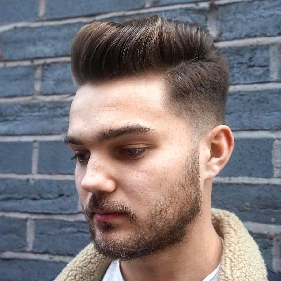 Peinado de pompadour con parte lateral para hombres de longitud media