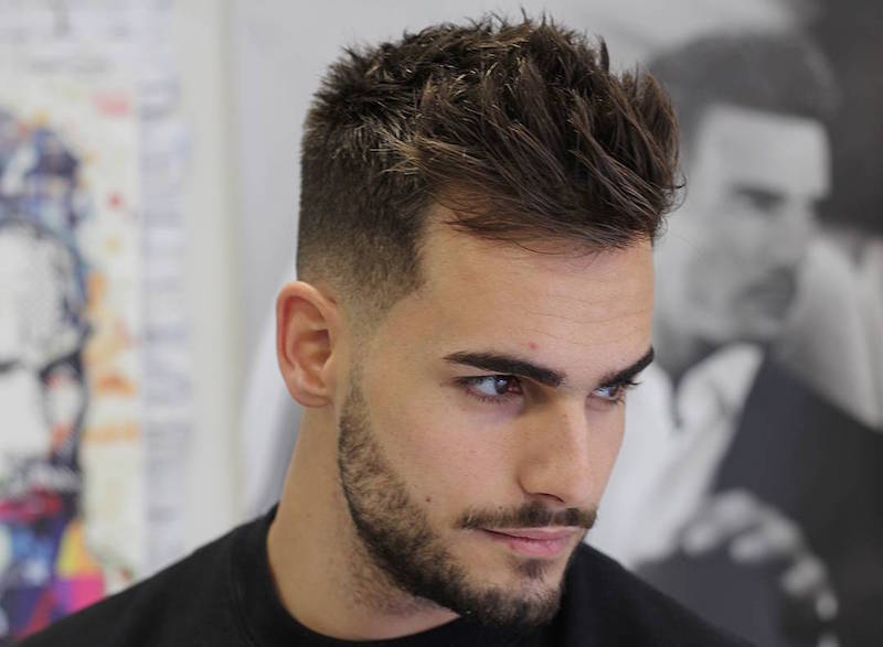 Corte de pelo corto texturizado para hombres peinado de los hombres de punta