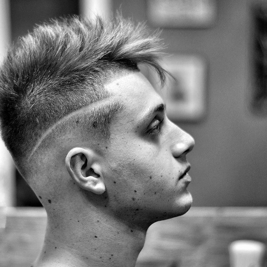 lianos_urban_cutz_y pelo texturizado fresco en la parte superior con parte dura lateral haricut para hombres