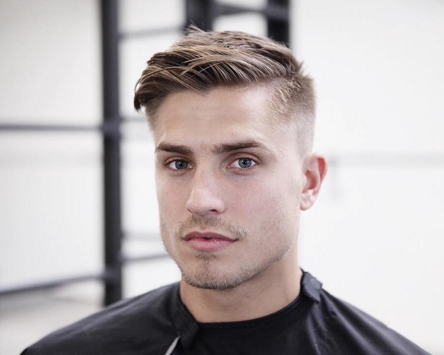 Corte de pelo clásico de hombre para pelo corto con desvanecimiento alto en los lados 