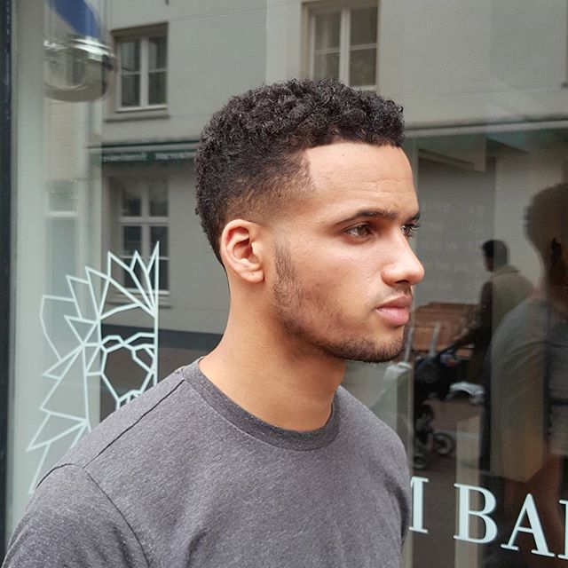 barber_djirlauw Wide taper. short sides curly top
