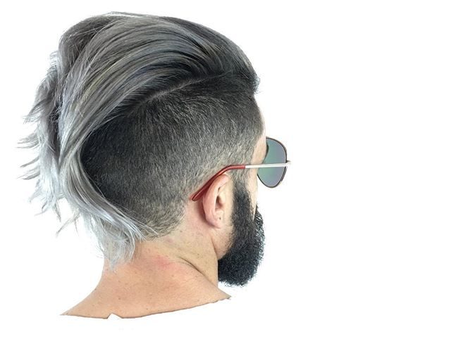 Peinado de moda para hombres con corte largo.