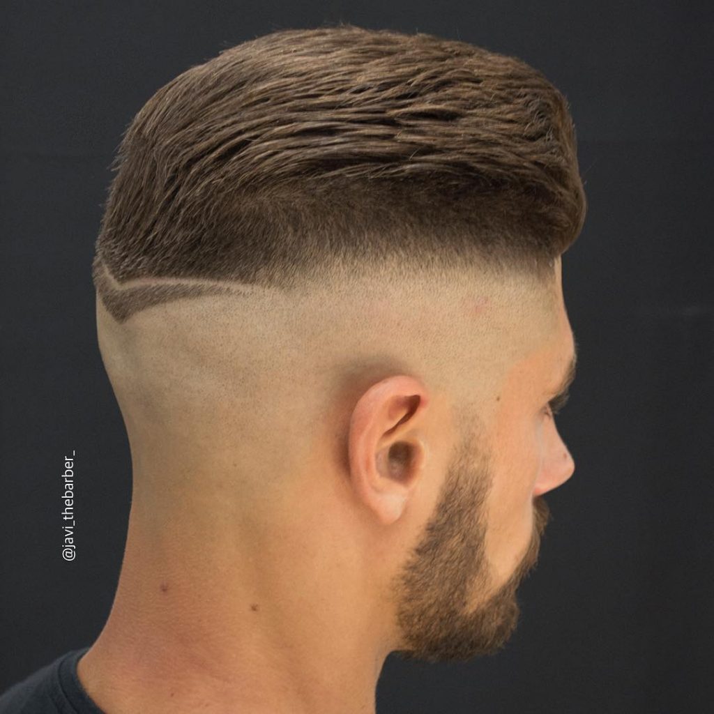 Corte de pelo corto y grueso para hombres con calvicie y diseño de cabello.