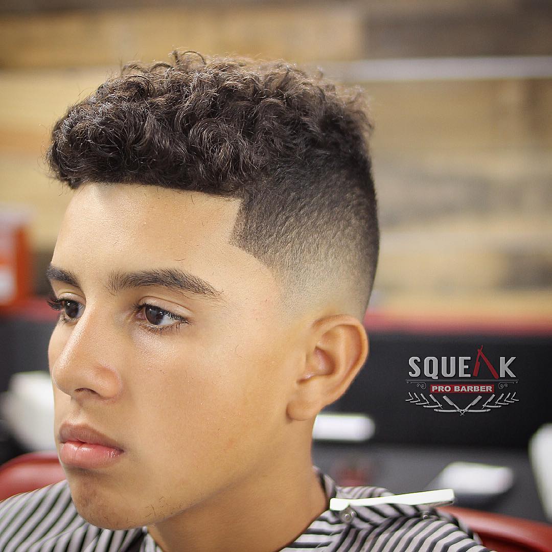 squeakprobarber-curly-hair-men-high-taper-fade