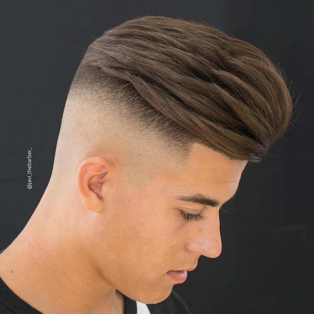 Corte bajo con desvanecimiento alto de piel undercut con pelo texturizado peinado hacia atrás