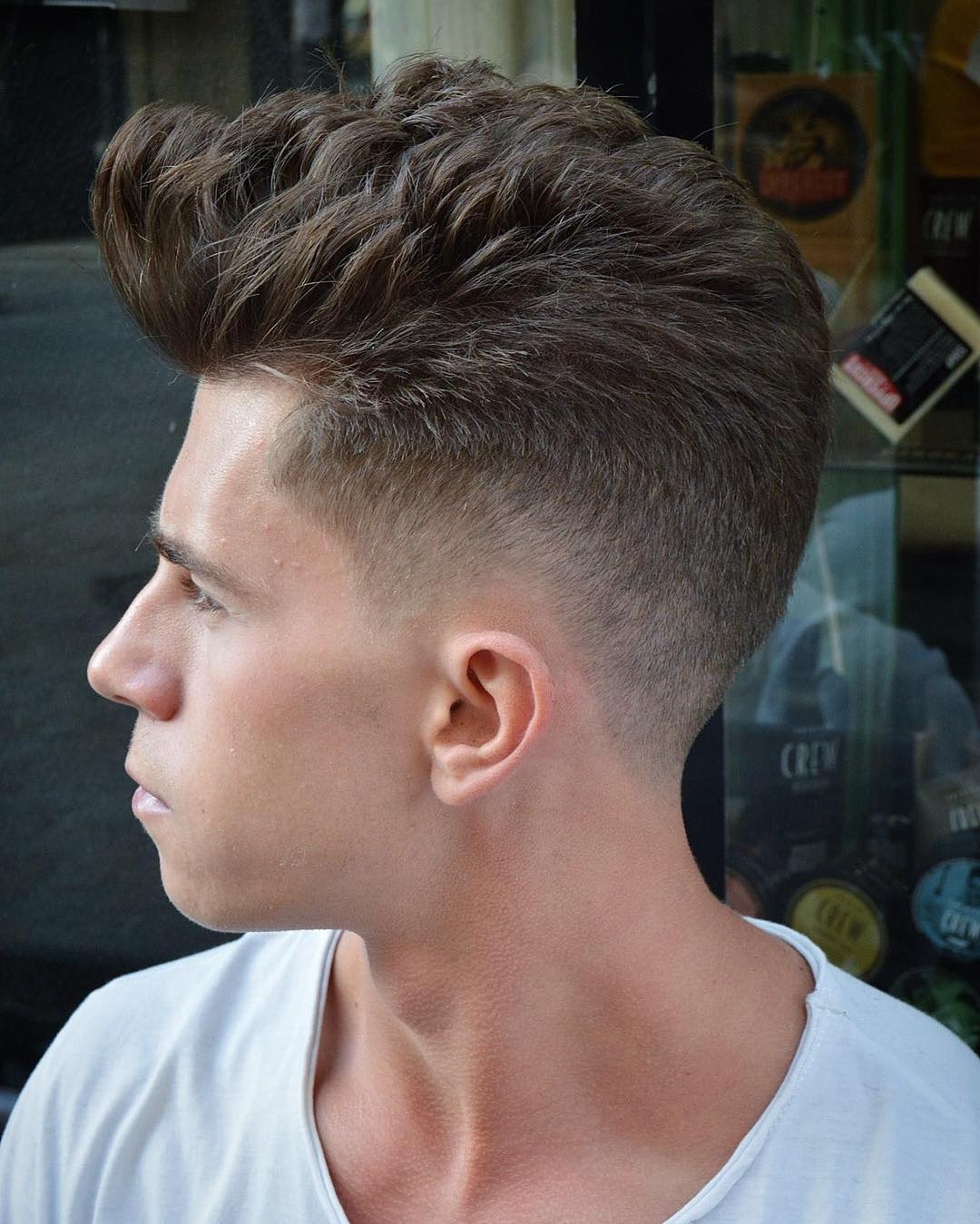 Corte de cabelo masculino curto para cabelos grossos com desbotamento médio a baixo