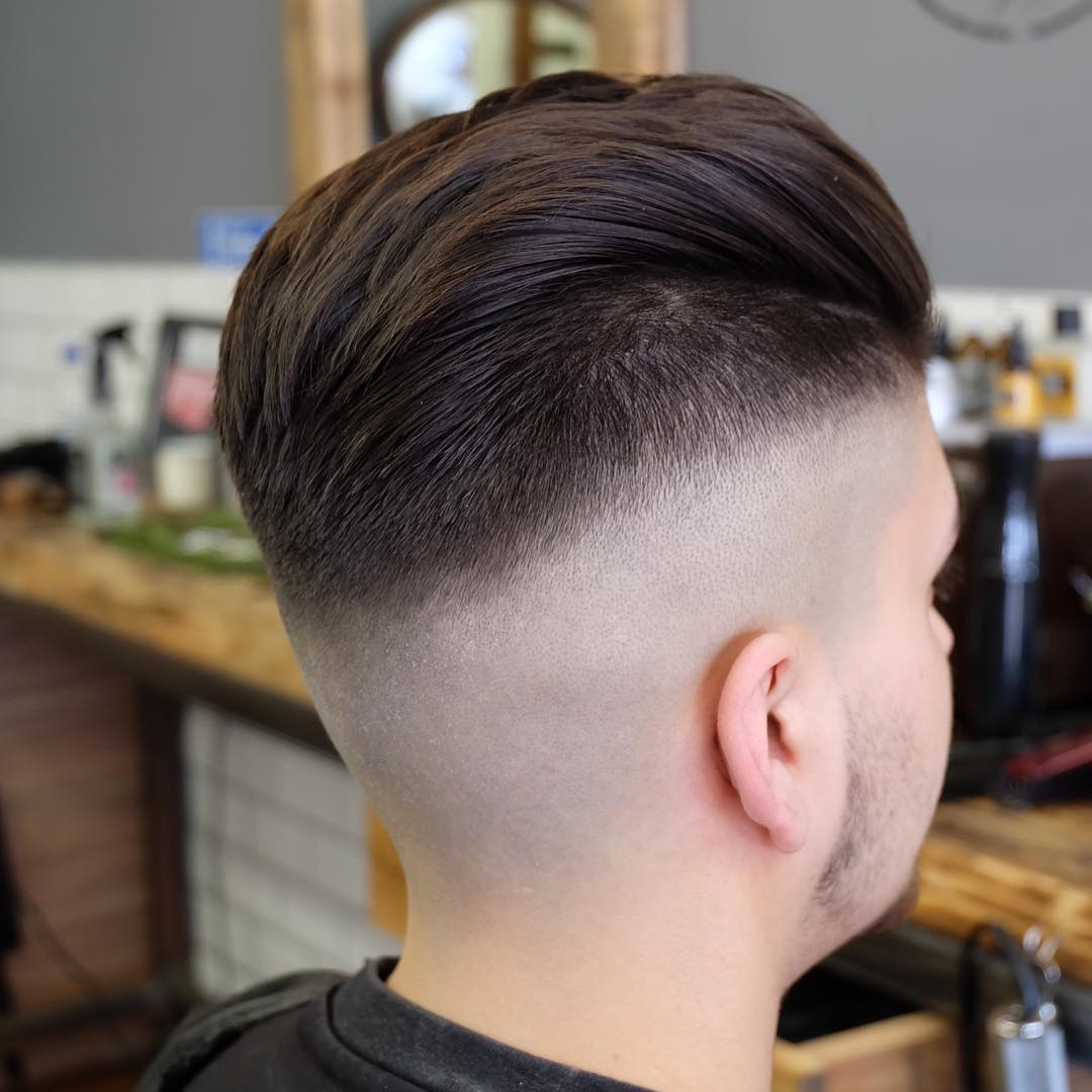 Corte de pelo calvo desteñido