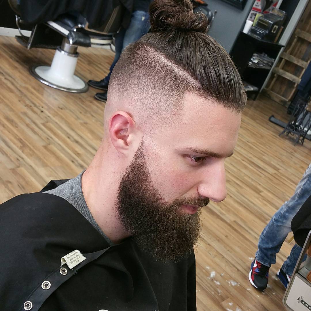 pelo largo man bun