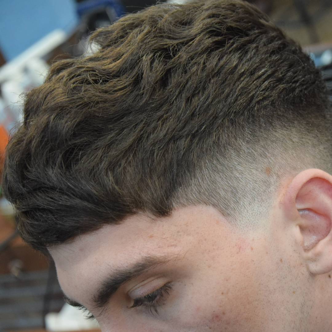 Corte de cabelo masculino curto legal com desbotamento baixo