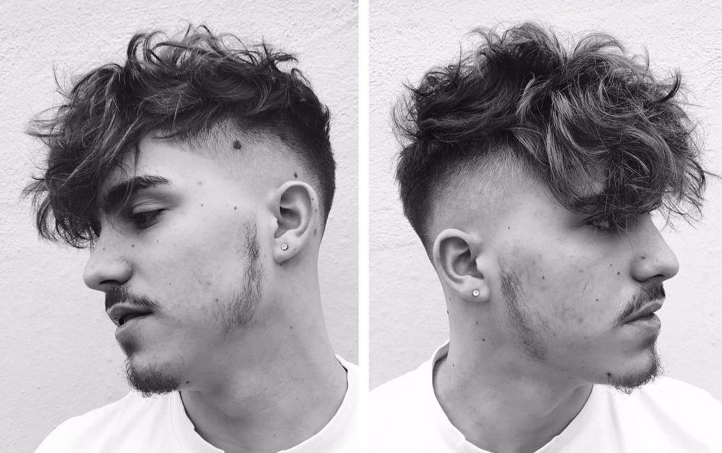 Penteado longo legal para homens com cabelos cacheados