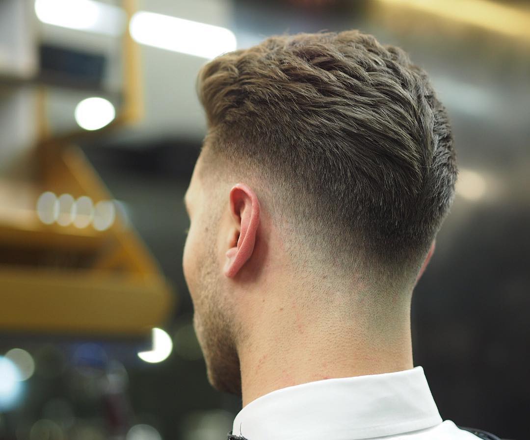 Corte de cabelo grosso para homens com baixo desbotamento