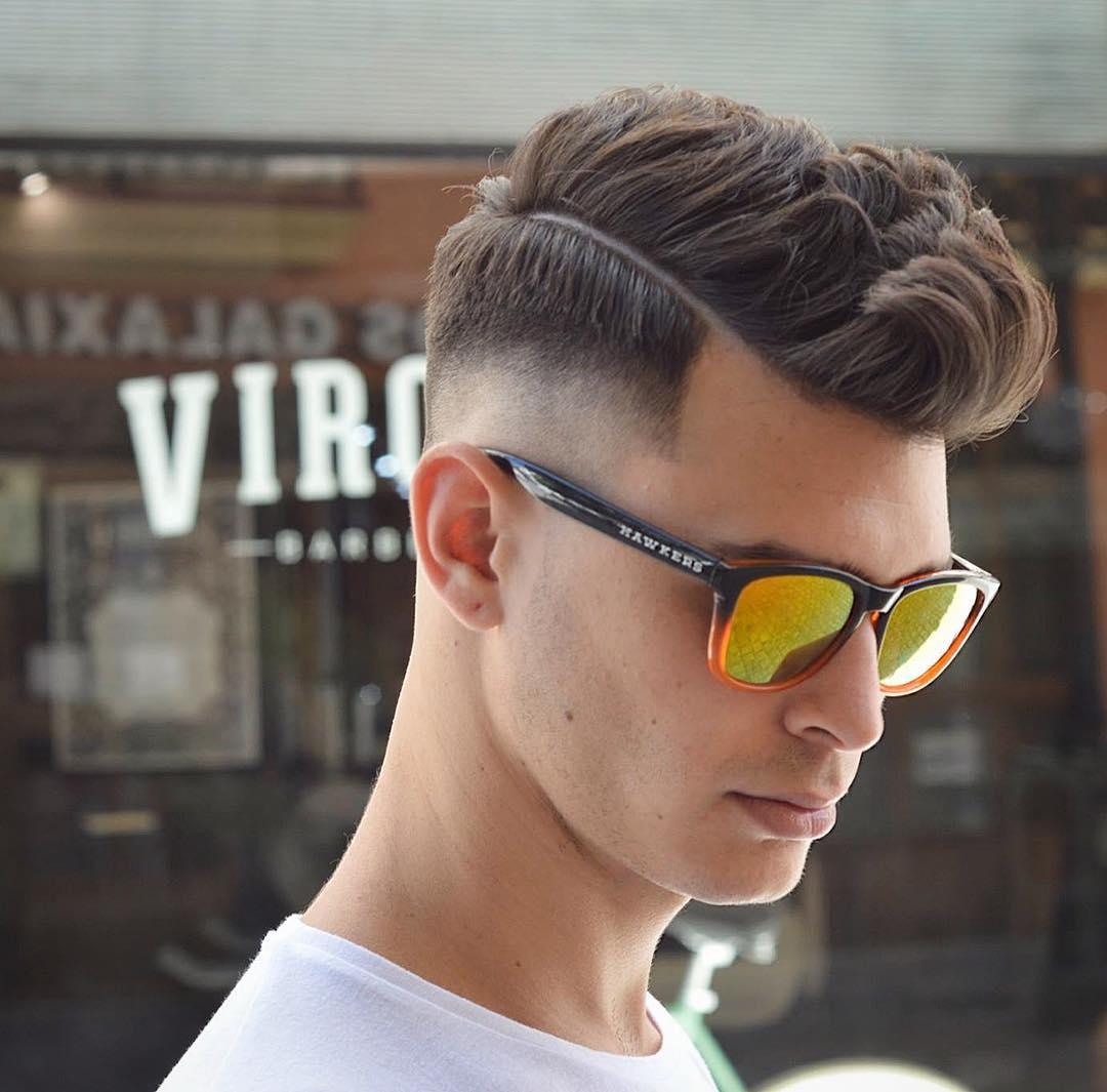 Corte de cabelo masculino legal para cabelos grossos com desbotamento médio e parte lateral