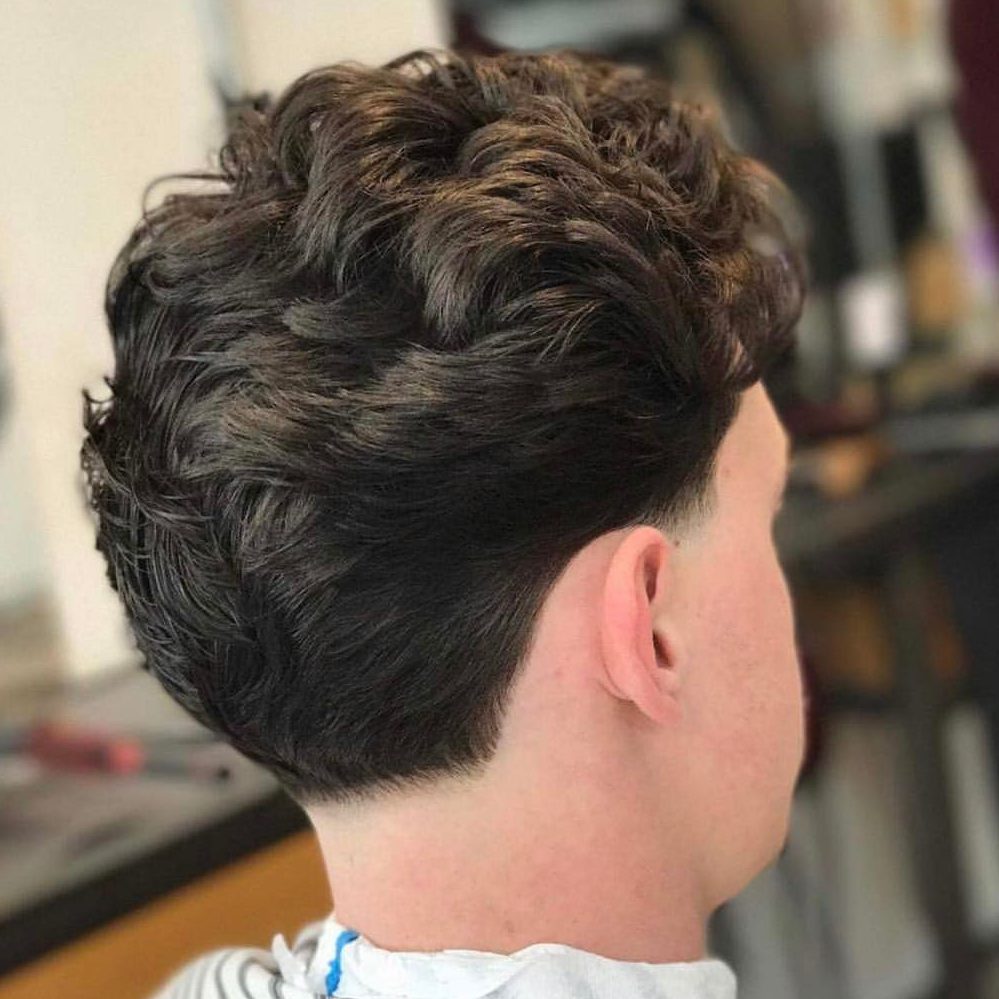 Corte de pelo cónico para hombres.