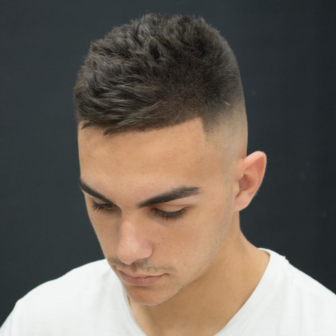 Corte corto en punta para hombre.