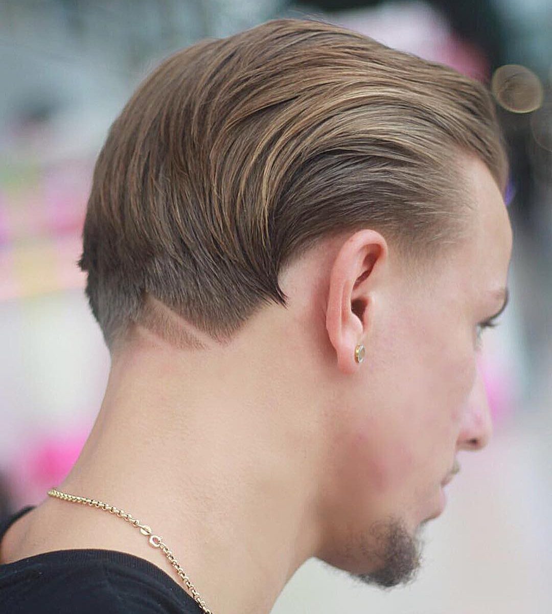 Corte de pelo cónico con líneas afeitadas.