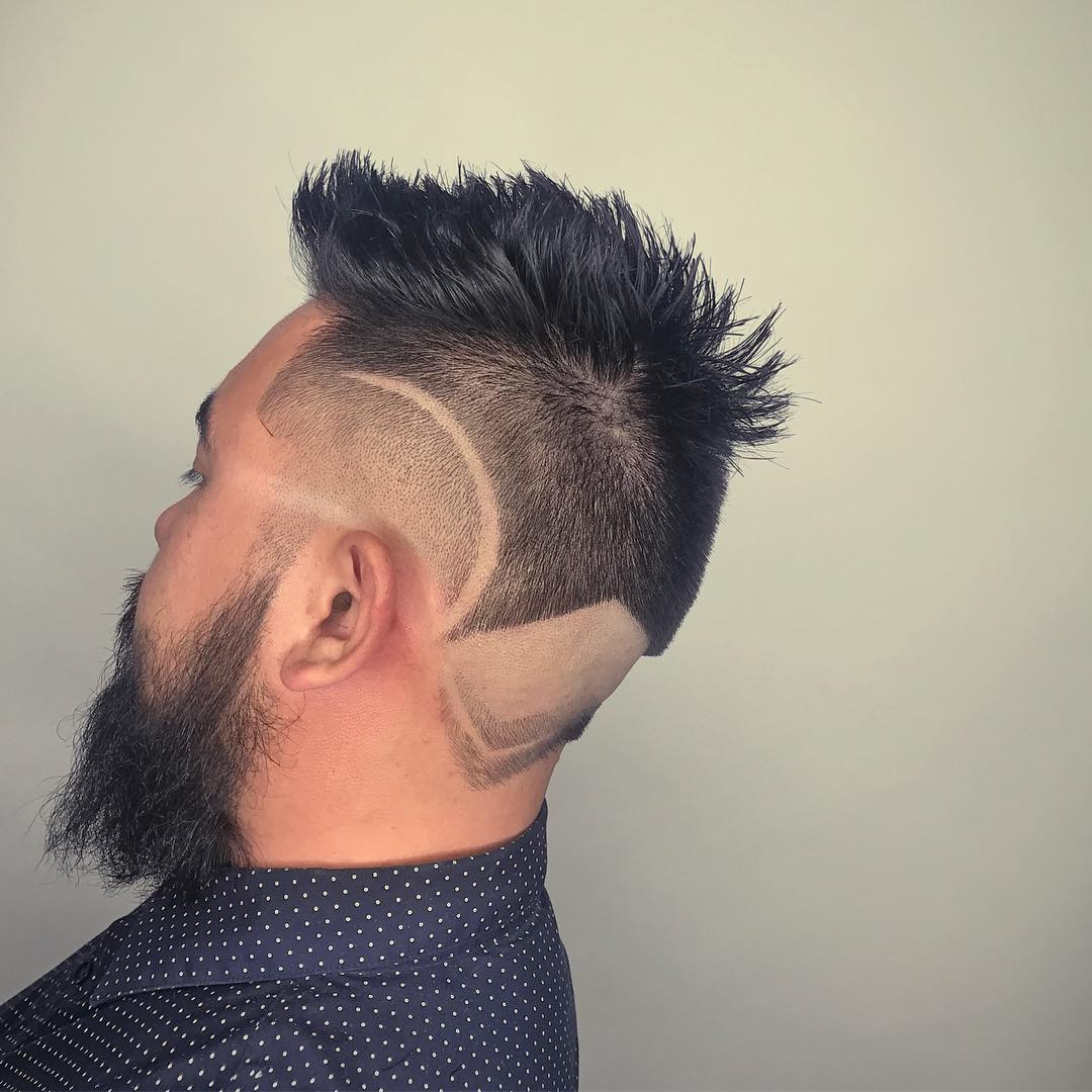 Corte de pelo degradado con diseños de cabello.