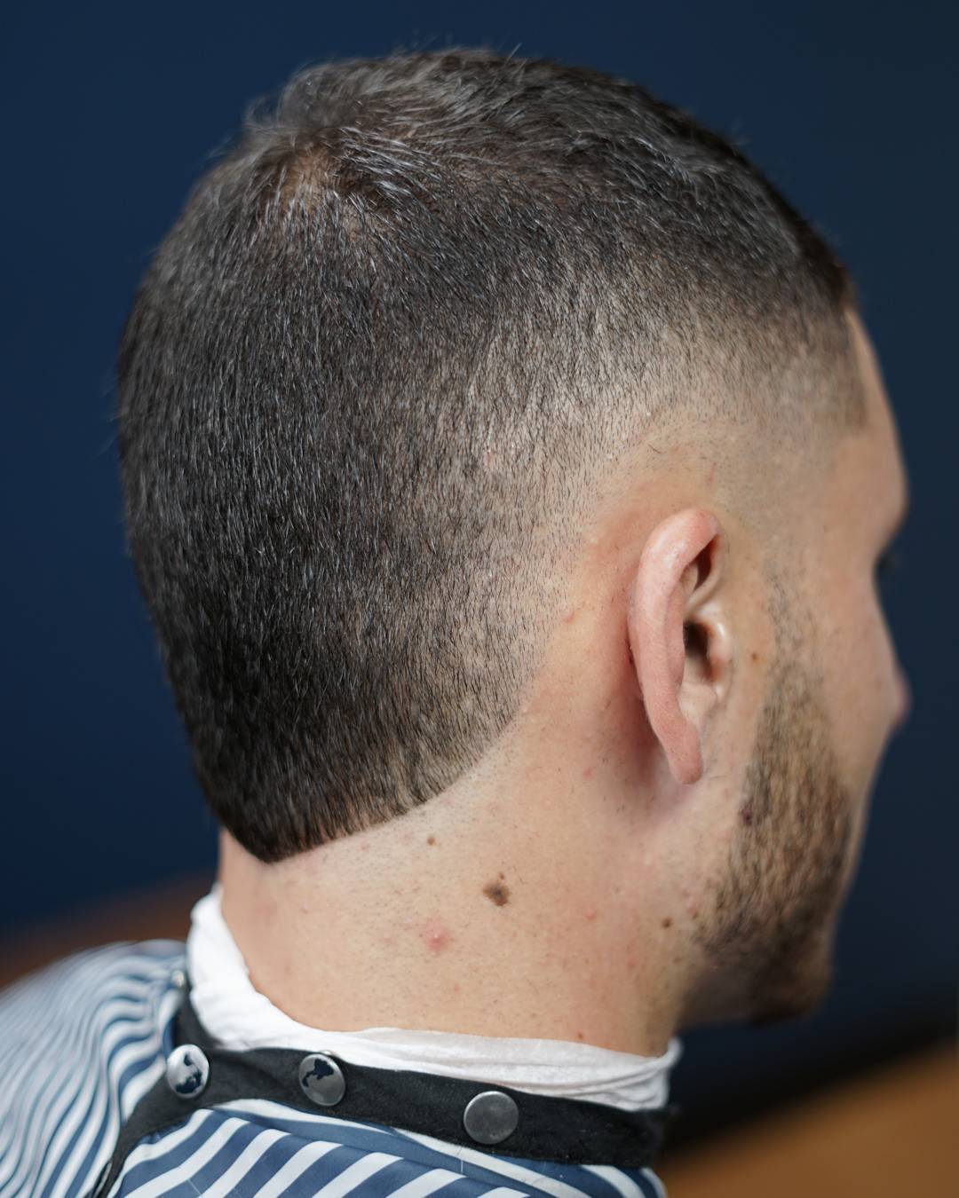 Escote corto de hombre con corte de pelo