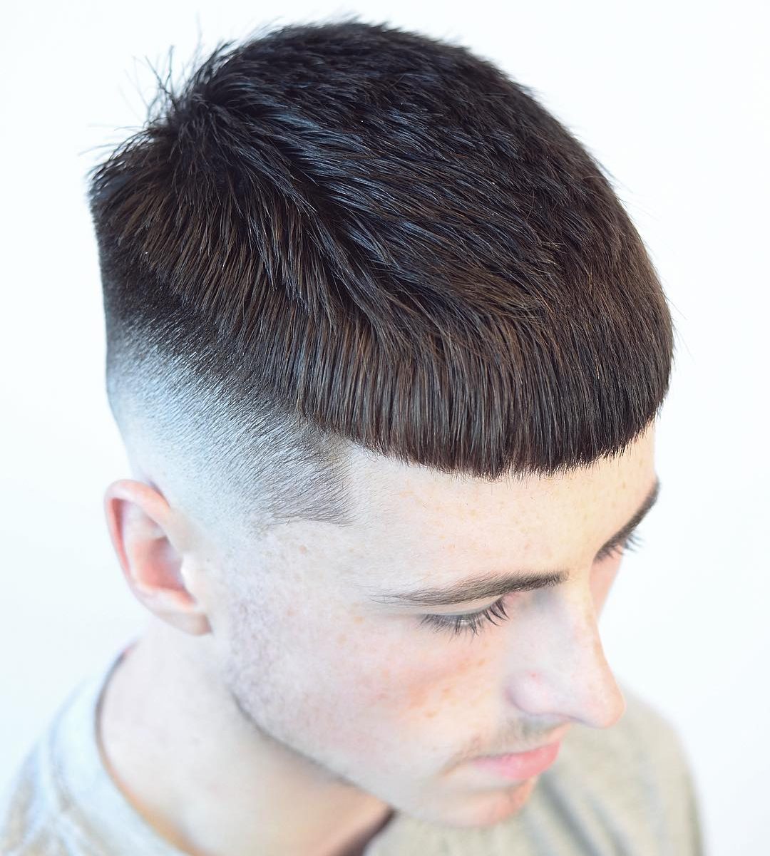 لأصحاب الشعر القصير.. أفضل قصات الشعر لعام 2018 Chris_barbercode-short-haircuts-for-men-crop-thick-fringe-e1511983487129