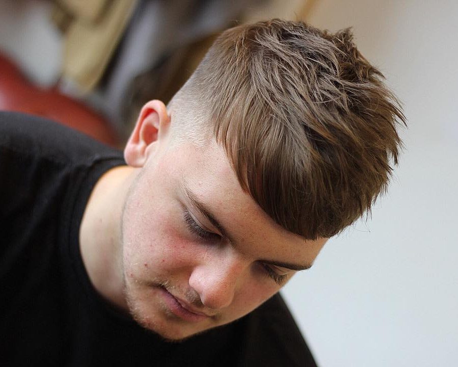  أفضل قصات الشعر Chrisbryant93-textured-crop-blunt-fringe-mens-short-hair-trends-2018-e1511983141694