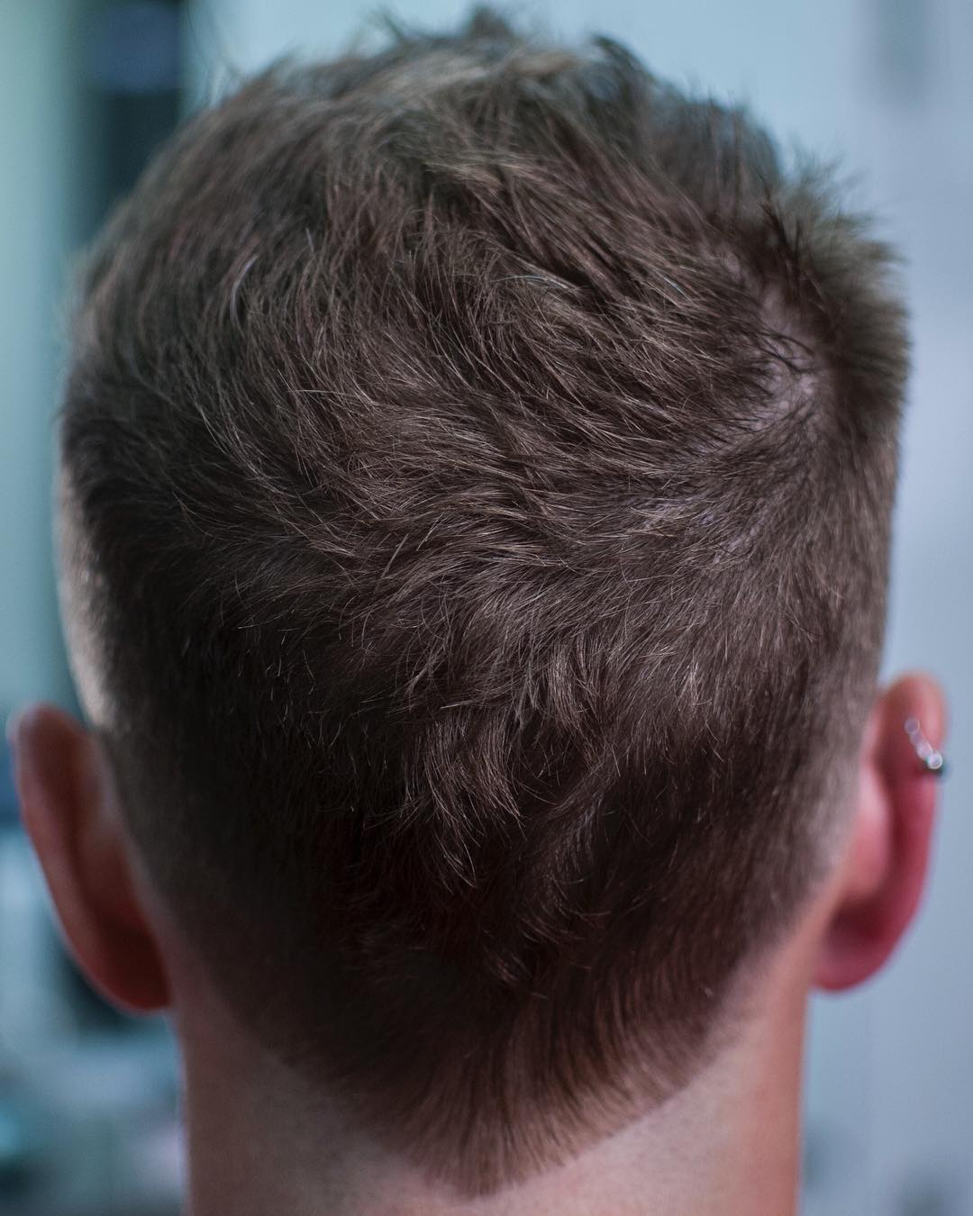 لأصحاب الشعر القصير.. أفضل قصات الشعر لعام 2018 Johnny_snips-short-haircuts-for-men-texture-v-cut-neck