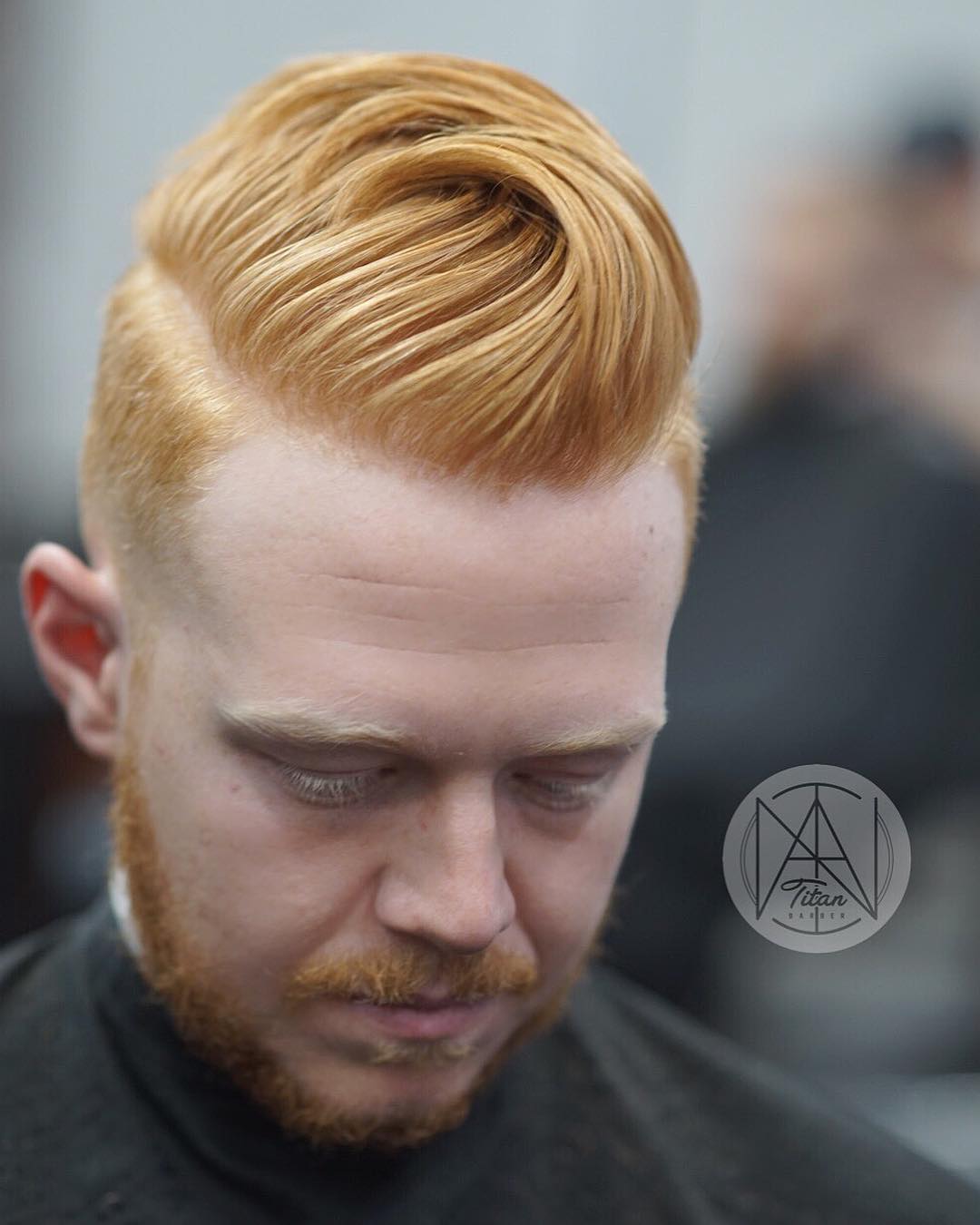 Corte de pelo con ondas sueltas y raya al lado
