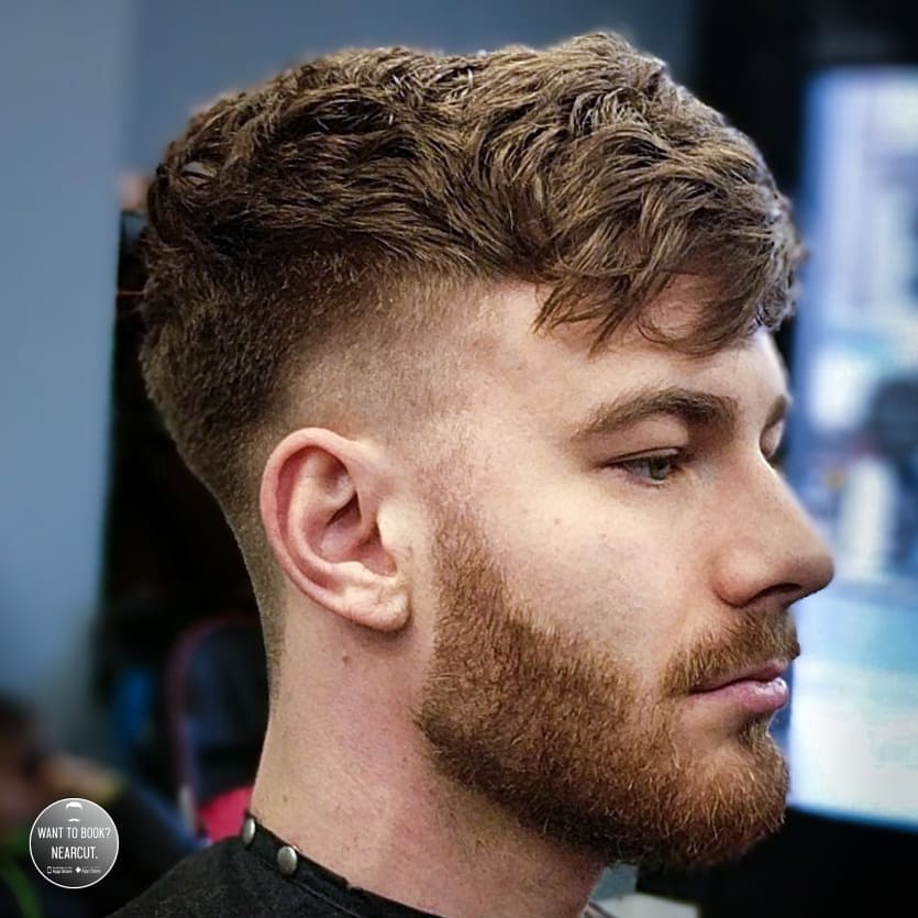 Corte de pelo de hombre con pelo grueso con flequillo largo.