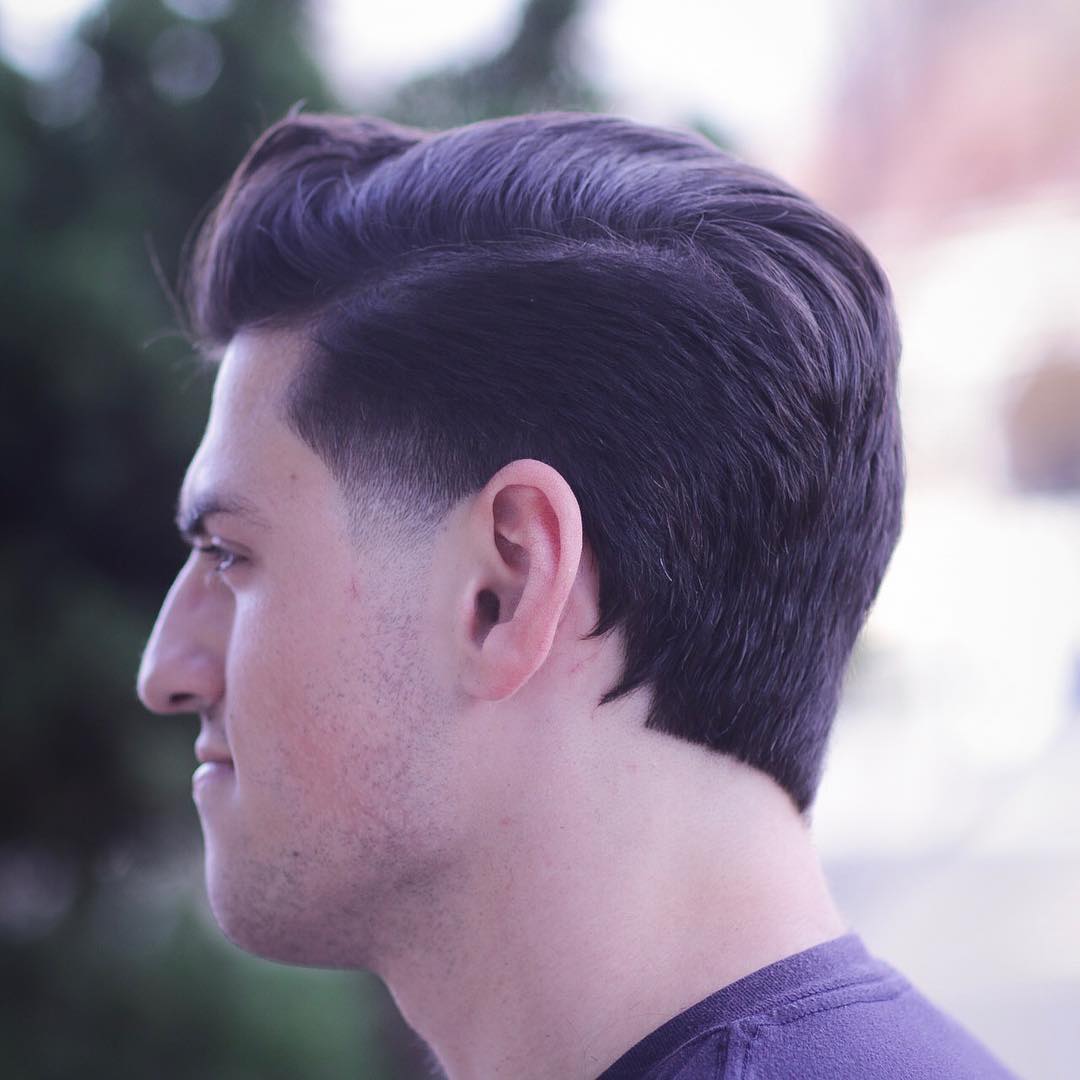 Diseño de cabello con escote diagonal para hombres.