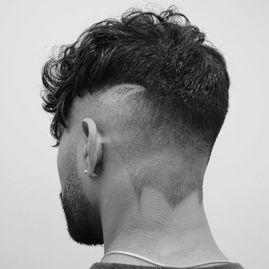 Diseño de cabello con escote dentado