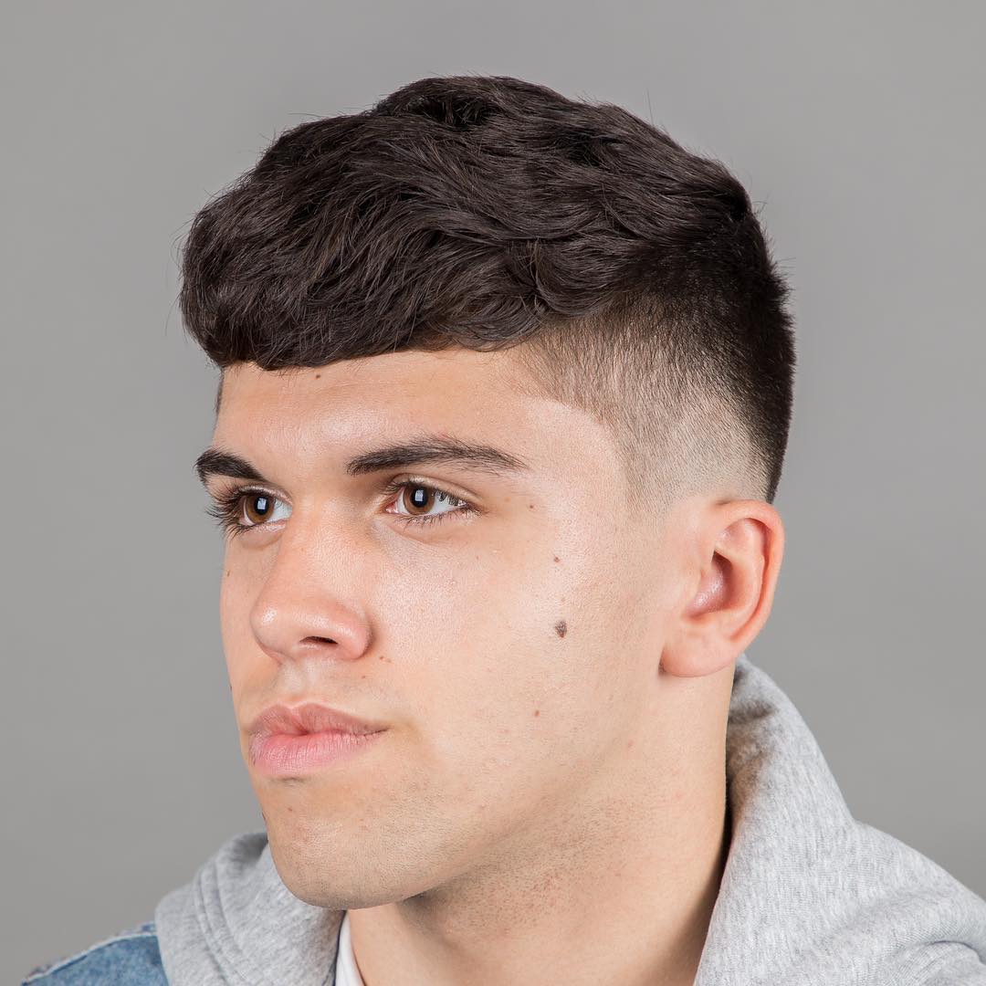 Corte de cabello ondulado para hombres con cabello grueso