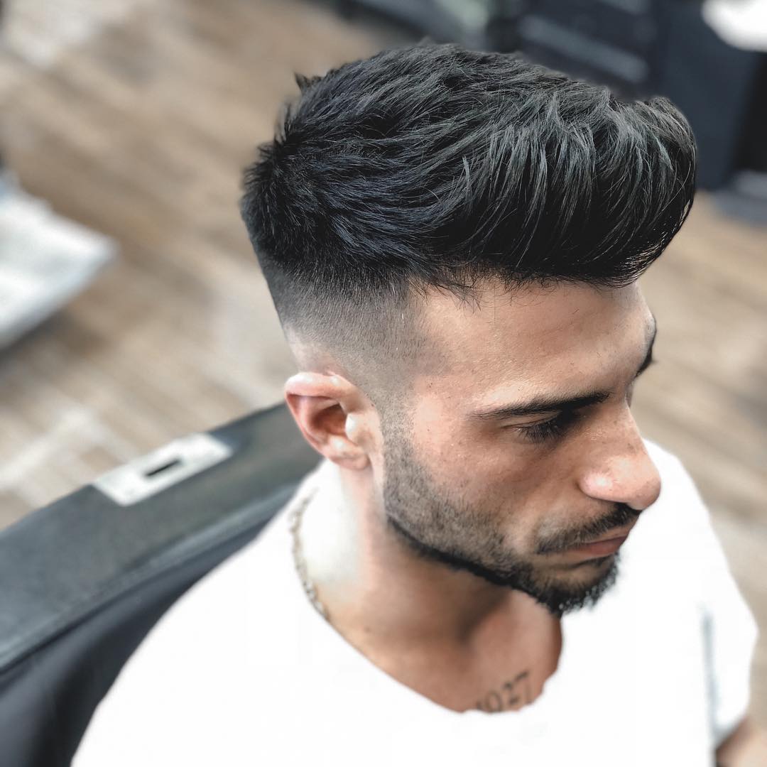 Cabello grueso con corte de pelo pompadour.