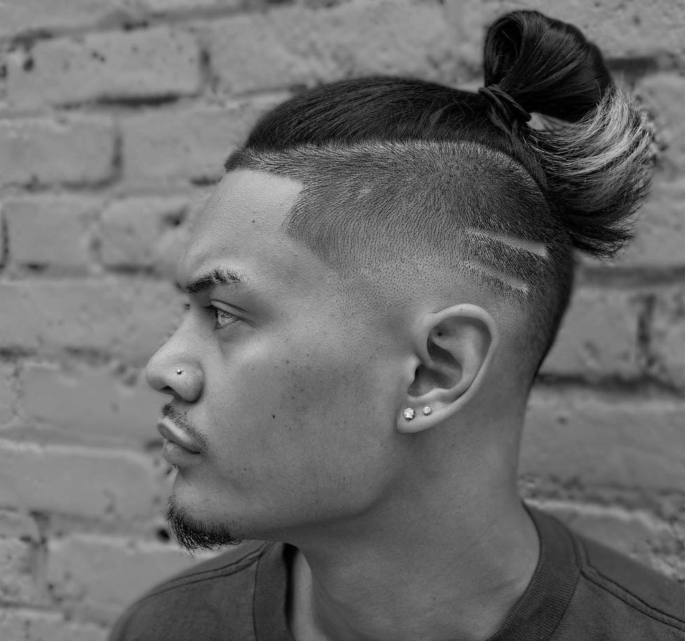 High fade con diseño de pelo y el pelo largo en la parte superior