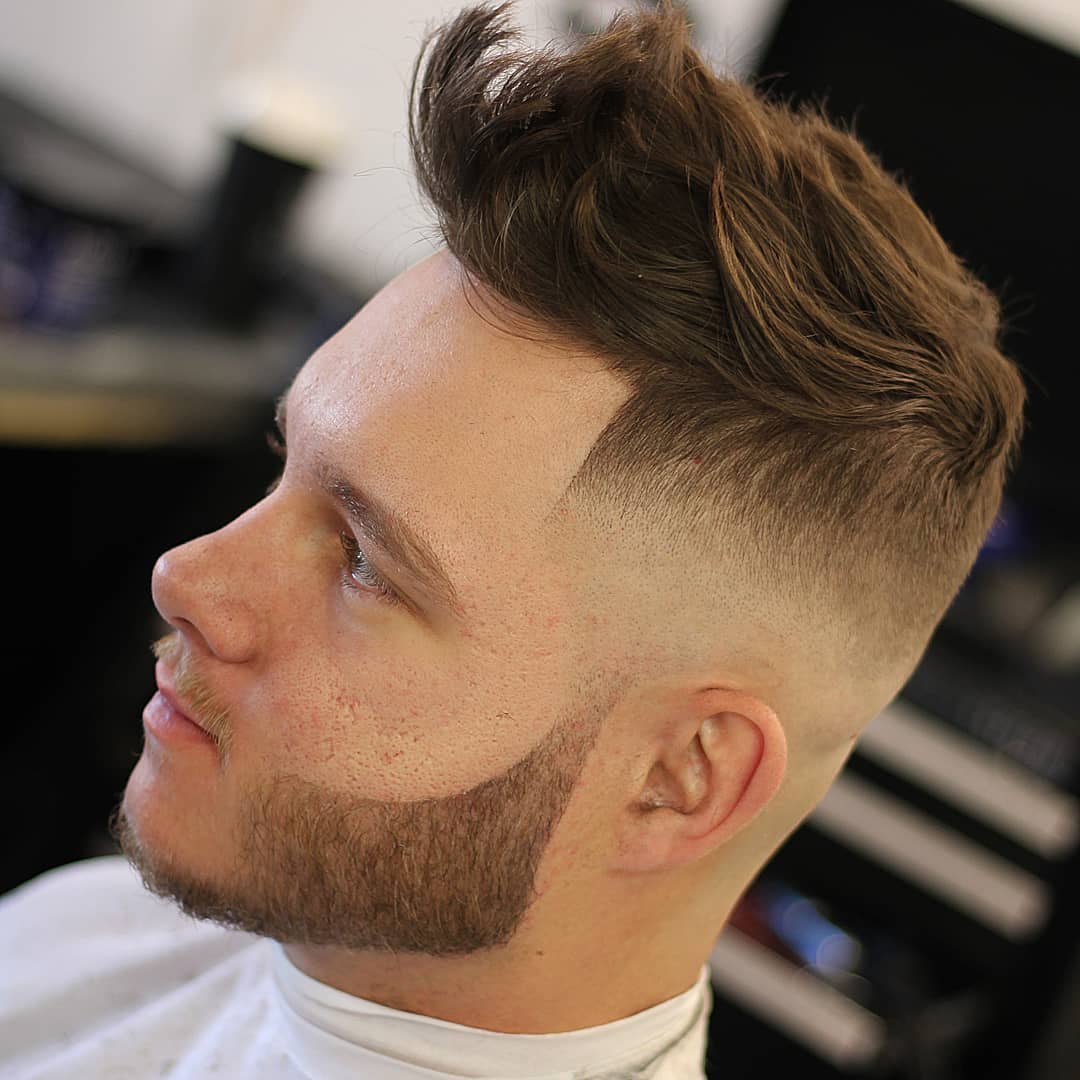Corte de cabelo masculino bagunçado com pontas