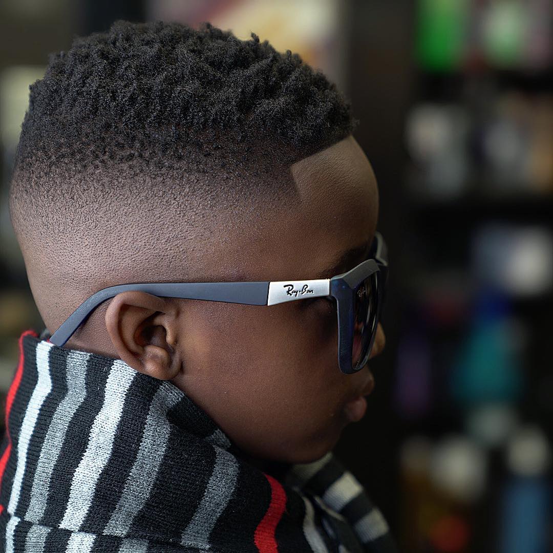 Fade corte de pelo para los niños negros