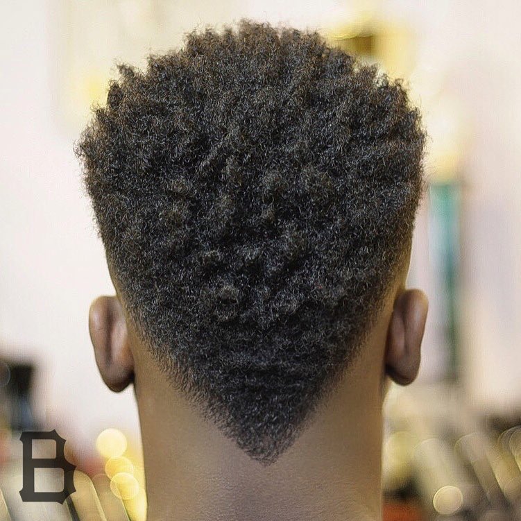 Cuello en forma de V.Shaped Neckline Haircut For Black Men