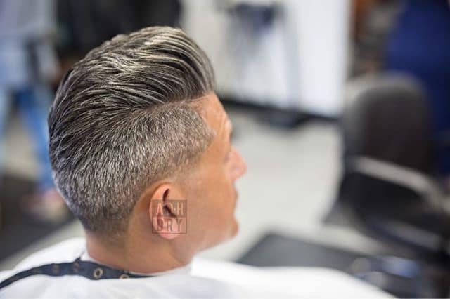 Fresco corte de pelo pompadour para chicos mayores