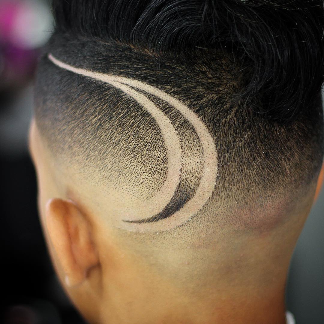 Corte de pelo Fade con diseño de pelo fresco