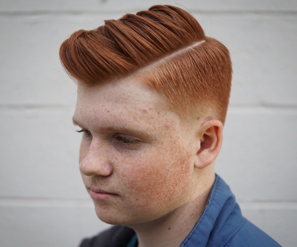 Corte de pelo con raya al lado para chicos adolescentes