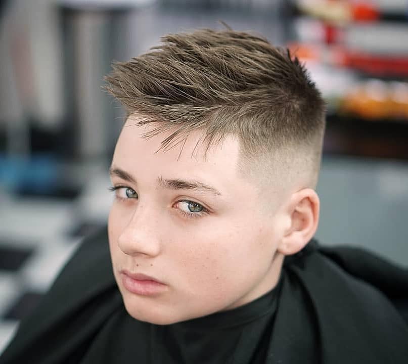 Corte de pelo corto y puntiagudo para adolescentes.