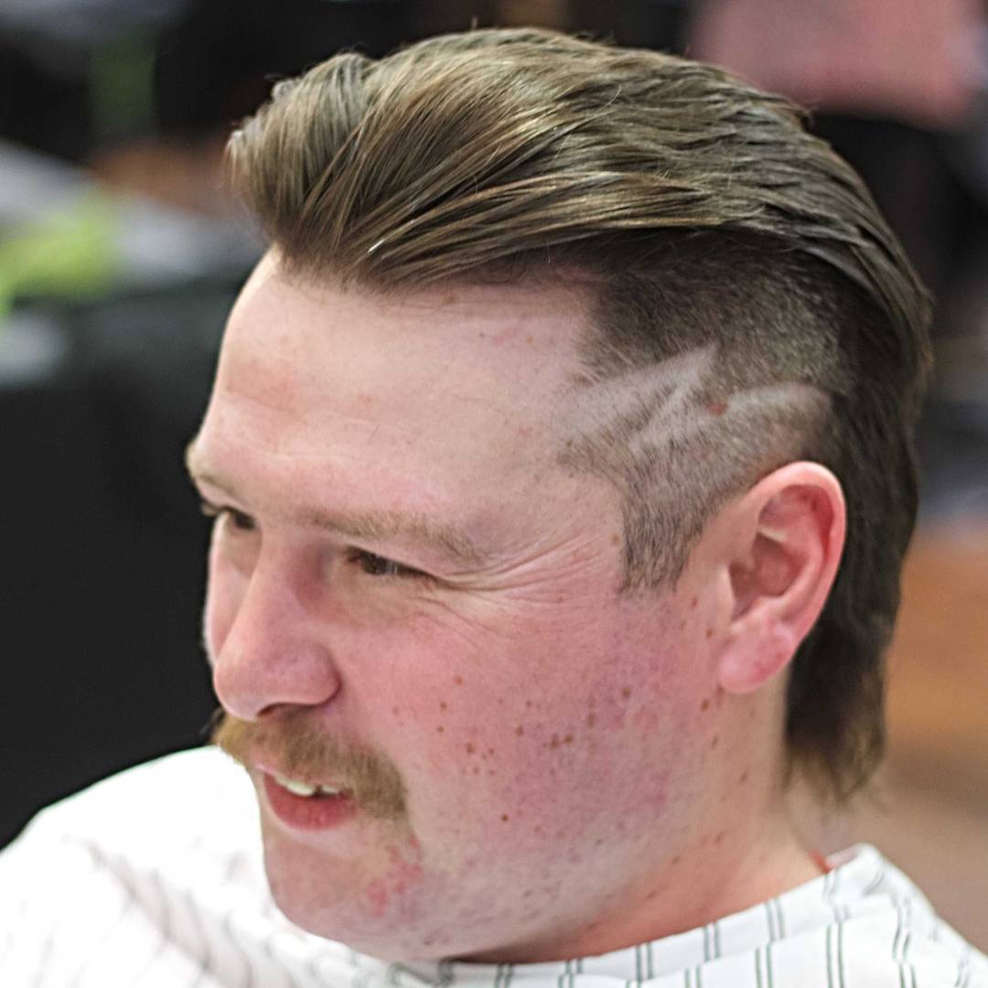 Mullet con desvanecimiento y diseño de cabello