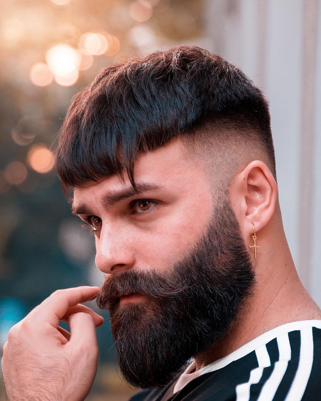 Corte de pelo corto y barba completa