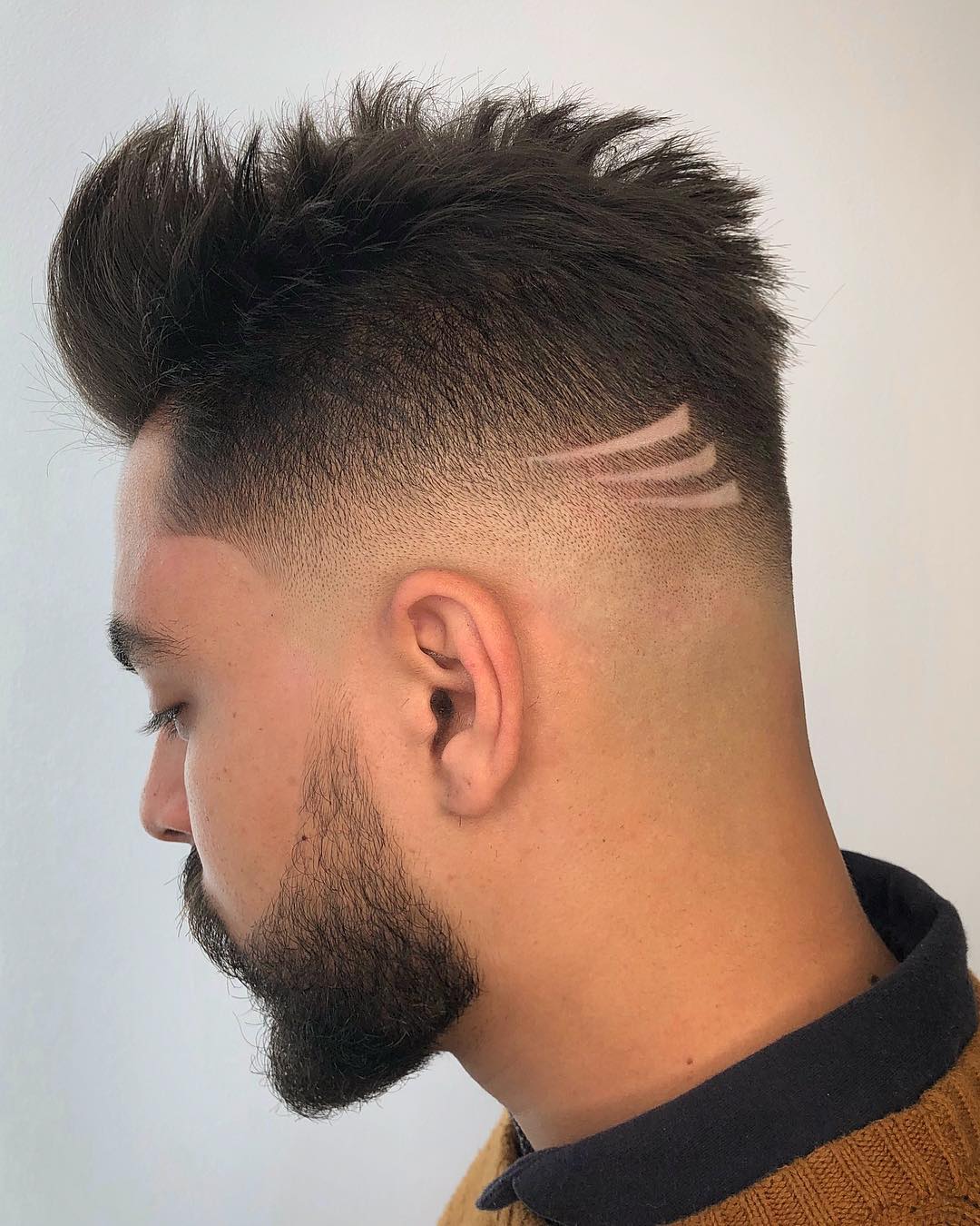 Corte de pelo corto de punta para hombres con un diseño de cabello moderno