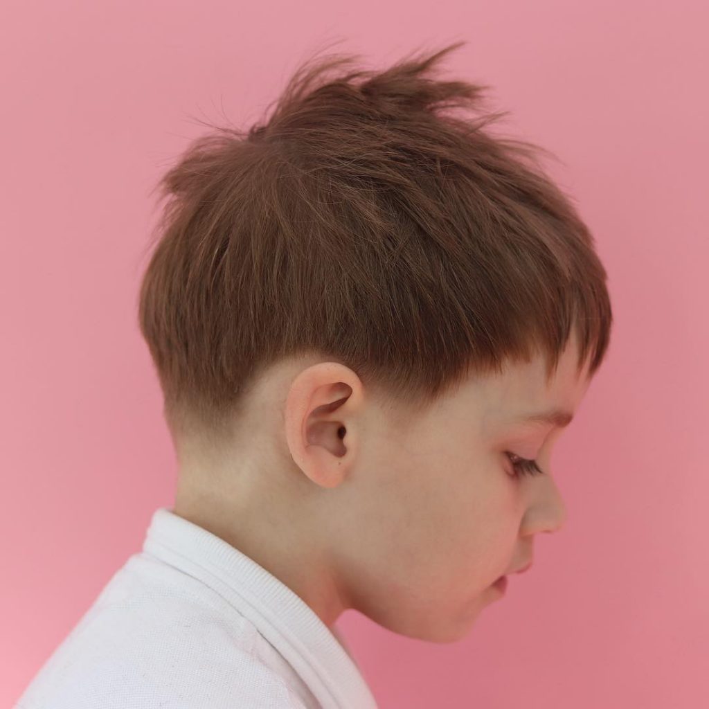 Corte de pelo desordenado de moda para niños pequeños