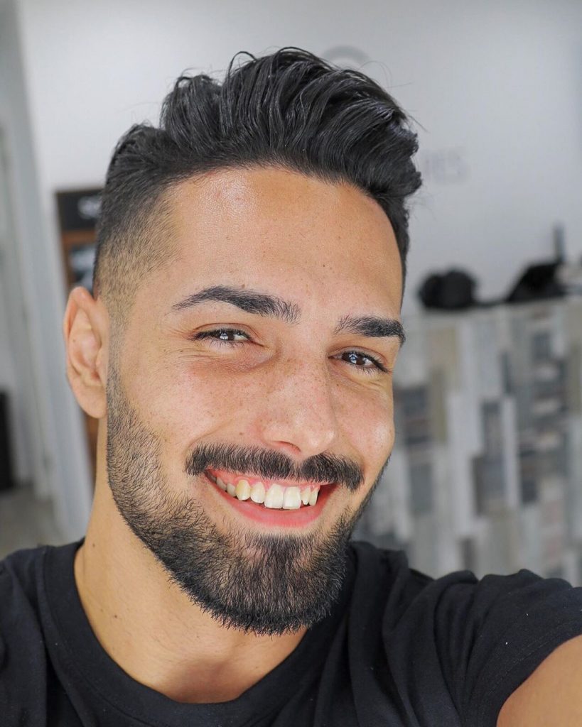 peinado de pompa para hombres con barba