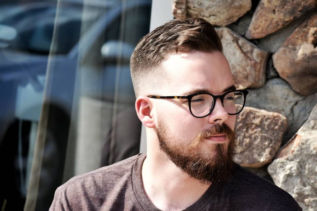 Cortes de pelo fade clásicos para hombres con barba