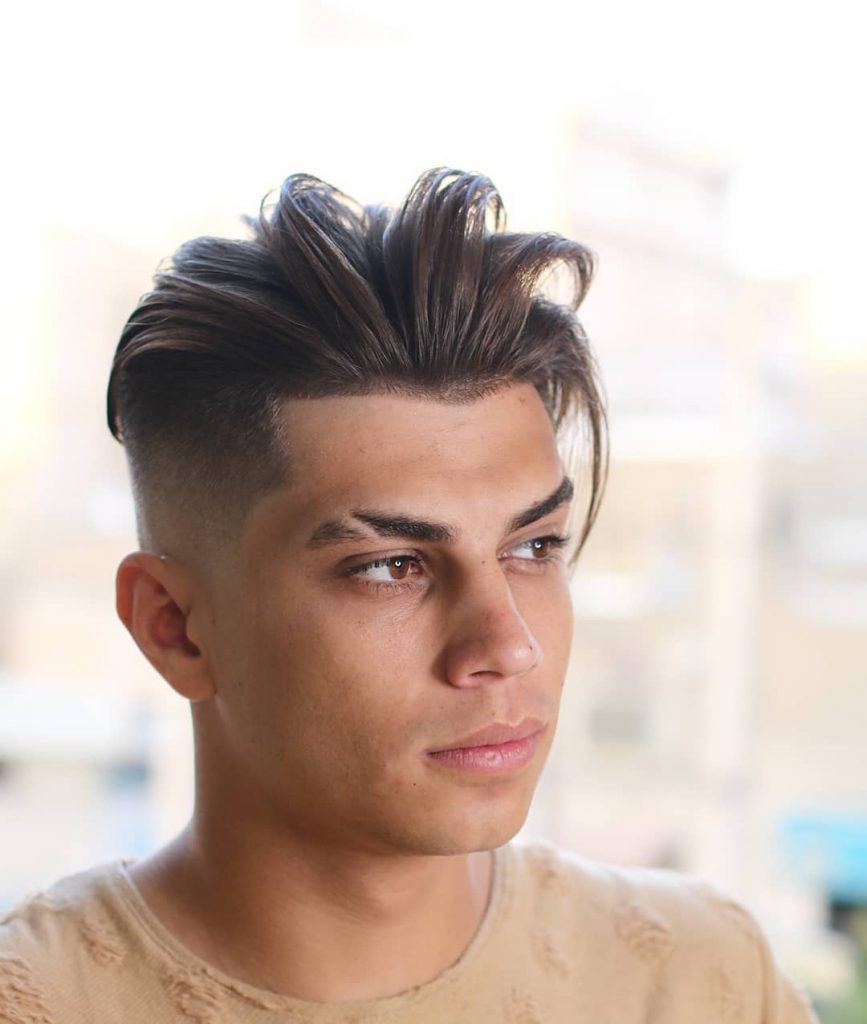 Corte de cejas de pompadour moderno